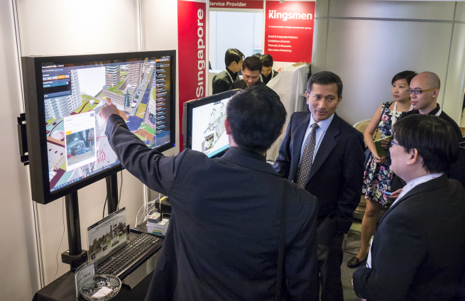 VIP Dr. Vivian Balakrishnan at G Element Booth